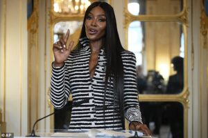 Naomi Campbell quebrou o disfarce esta noite pela primeira vez desde que a modelo foi banida de seu papel de curadora de caridade