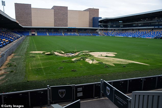 Chuva forte na noite de domingo causou um enorme buraco no estádio Plough Lane do AFC Wimbledon