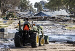 Ao acordarem na manhã de sexta-feira, os moradores que ficaram na ilha descobriram que a ilha havia sido devastada pelos ventos, com destroços espalhados pelas ruas.