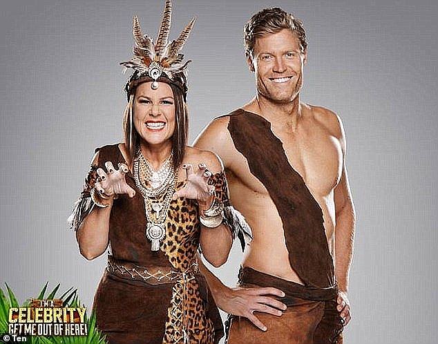 Eu sou uma celebridade... Tire-me daqui! Diz-se que a Austrália estava em risco até que uma adição para salvar a audiência foi feita à série da selva. Na foto: Julia Morris, 56, e o ex-co-apresentador Dr. Chris Brown, 46