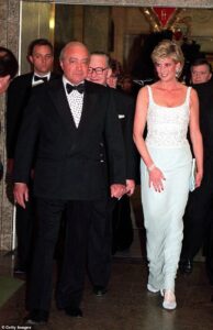 Mohamed Al Fayed, fotografado com a princesa Diana em um jantar beneficente no Harrods em fevereiro de 1996, foi acusado de fazer uma