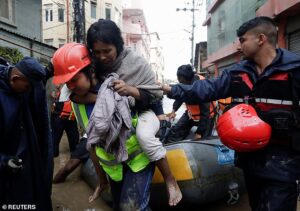 Uma equipe de resgate carrega uma mulher ferida para um local seguro em Katmandu. O Nepal foi atingido por quantidades recordes de chuva no fim de semana, causando inundações e deslizamentos de terra em todo o país.