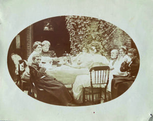 Agnes Blake, a primeira agente feminina do MI6 (terceira da esquerda) com a família Garraway em sua casa em Finsbury Park, Londres, 1906