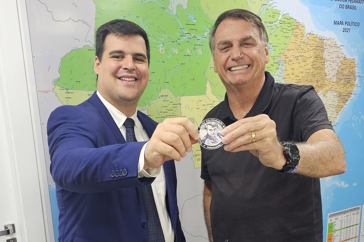 Foto colorida de Bruno Engler e do ex-presidente Jair Bolsonaro - Metrópoles