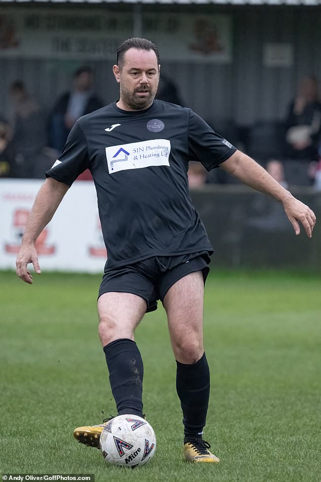 Danny Dyer não se conteve ao mostrar uma figura esportiva no campo de futebol, no jogo beneficente do Sellebrity Soccer, no Hartley Wintney FC, em Hampshire, no domingo.