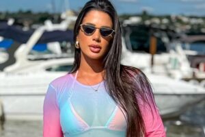 Aline Maria Ferreira, influencer morta do DF, posa de roupa de praia - Metrópoles