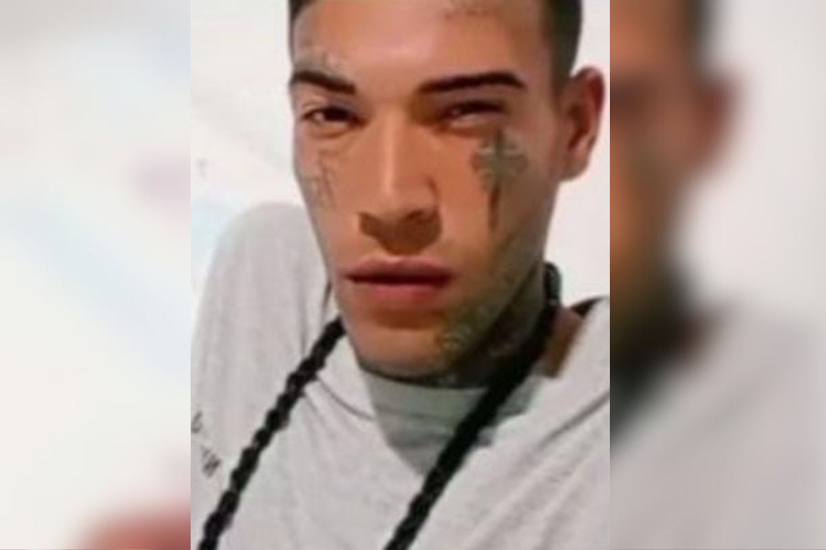 Imagens coloridas mostram homem jovem, com uma cruz tatuada no rosto, lado direito da imagem, colar preto e camiseta cinza