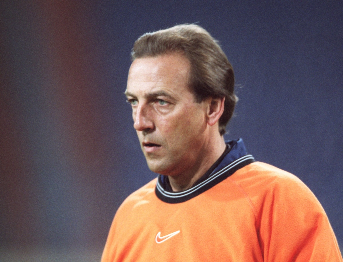 Foto colorida de Neeskens, em 1998, enquanto assistente técnico da seleção da Holanda - Metrópoles