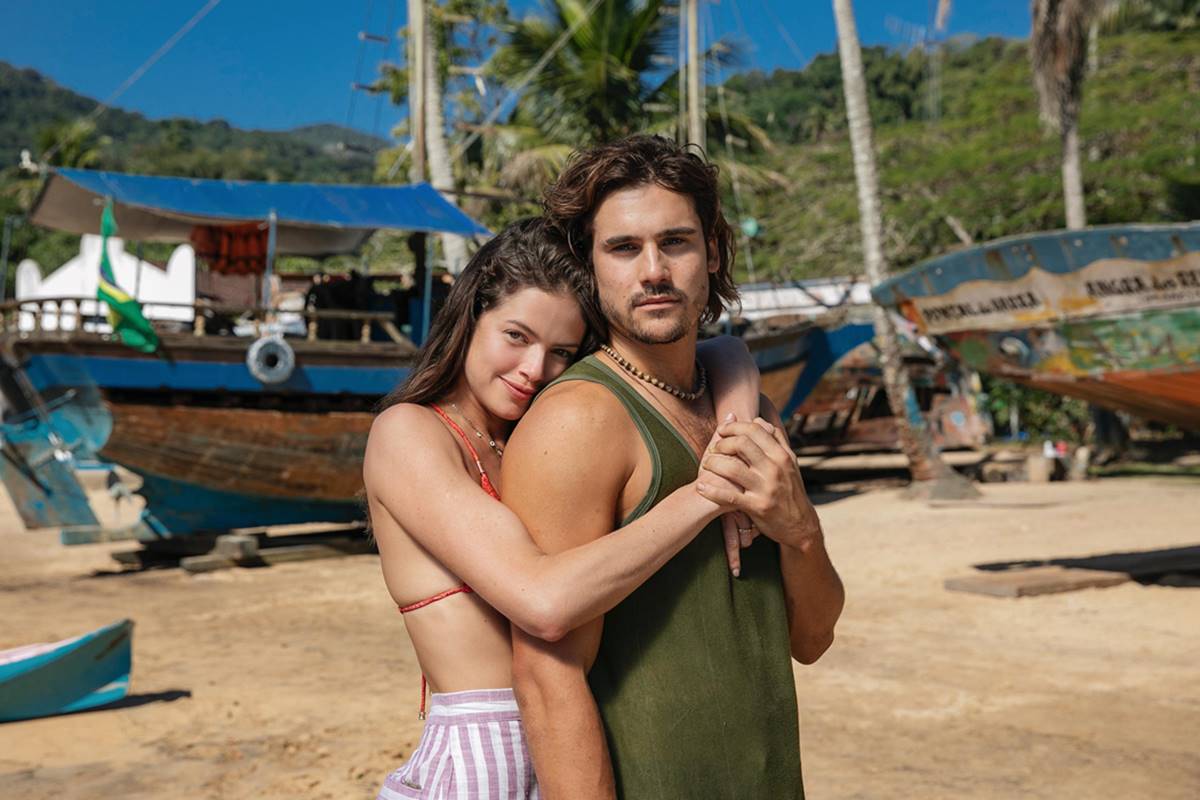 foto colorida de Nicolas Prattes e Agatha Moreira em novela mania de você - metrópoles