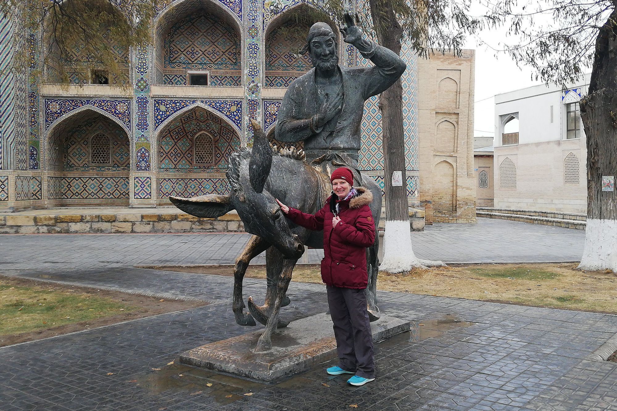 A professora Zora Keffer, fotografada em Bukhara, mudou-se para o Uzbequistão com seu marido Dave em 2020, quando ambos receberam ofertas de emprego no país