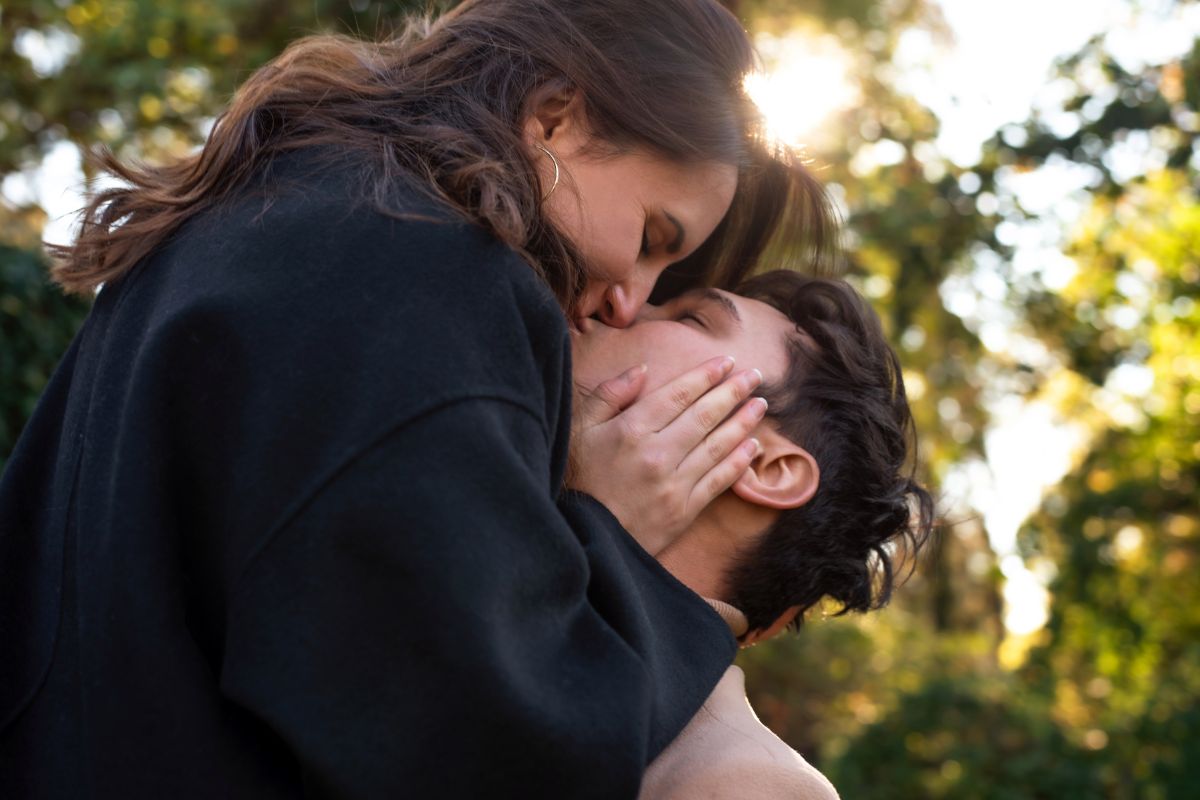 Foto colorida de um casal se beijando - Metrópoles