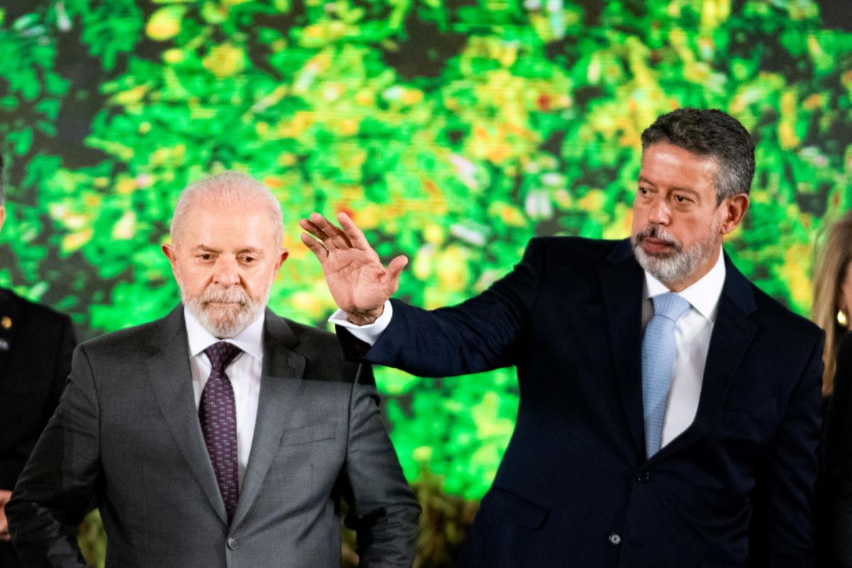 Imagem colorida de O presidente da República, Luiz Inácio Lula da Silva, sanciona a Lei do Combustível do Futuro (PL 528/2020), durante a feira Liderança Verde Brasil Expo, nesta terça-feira (8), na Base Aérea de Brasília - Metrópoles