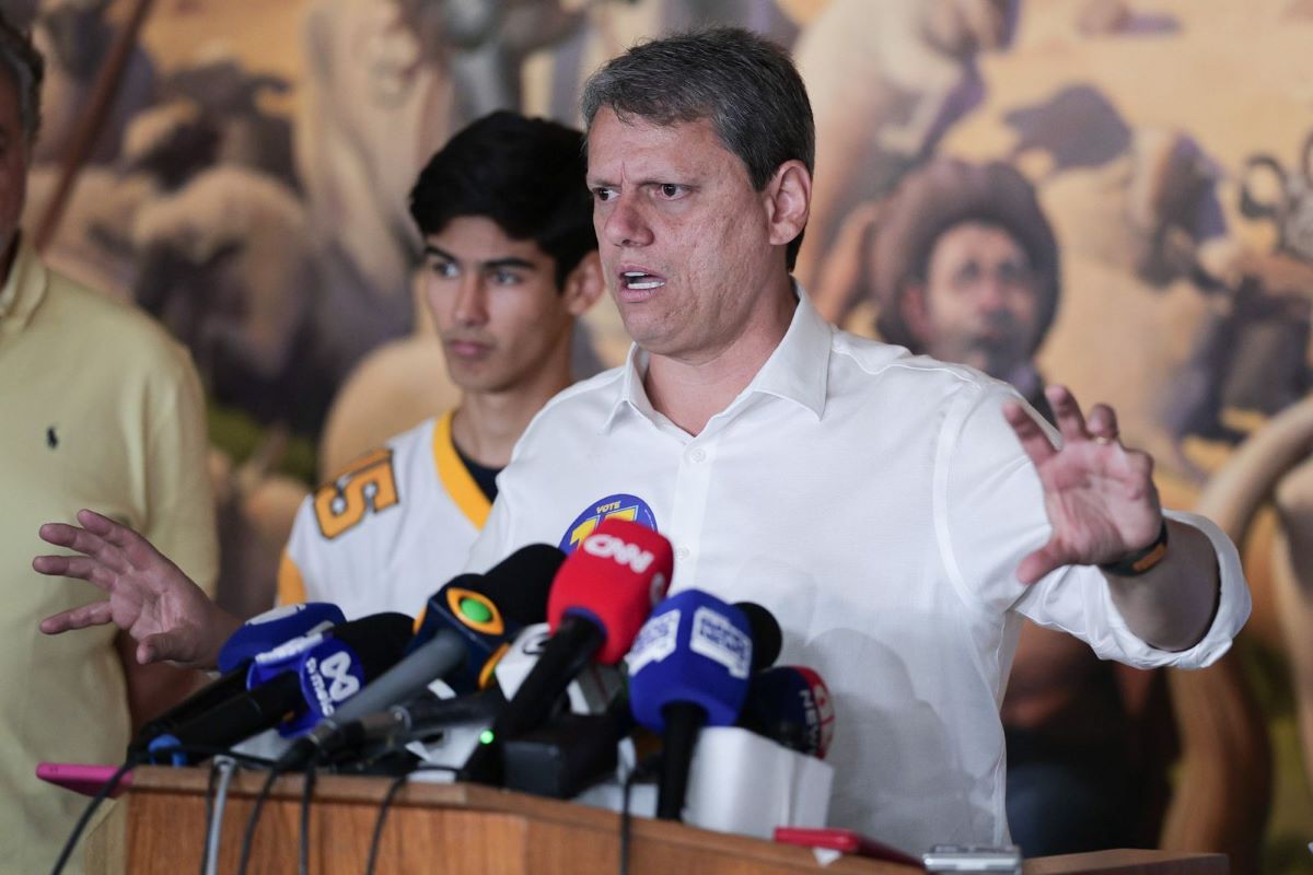 Tarcísio de Freitas fala em coletiva de imprensa