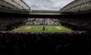 Foto colorida da quadra central de Wimbledon, em 2024 - Metrópoles