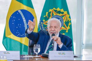 Presidente Lula em reunião com ministros sobre queimadas