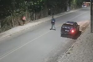 Imagem colorida de homem indo atrás de mulher no meio da rua. Metrópoles