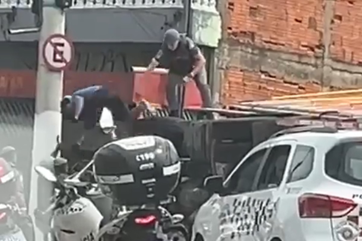 PM atirando no chão suspeito de roubar caminhão de cerveja na zona sul de São Paulo. - Metrópoles