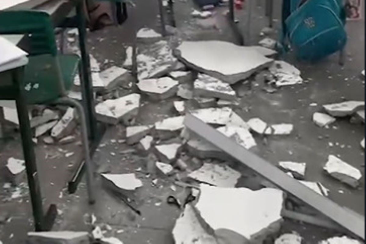 Teto de sala de aula desaba em escola estadual na zona norte de SP