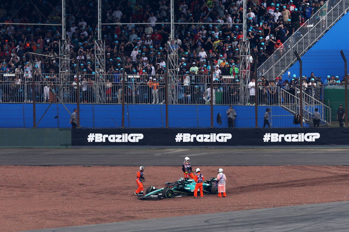 Foto colorida do carro de Lance Stroll, em acidente no GP de São Paulo de F1 - Metrópoles