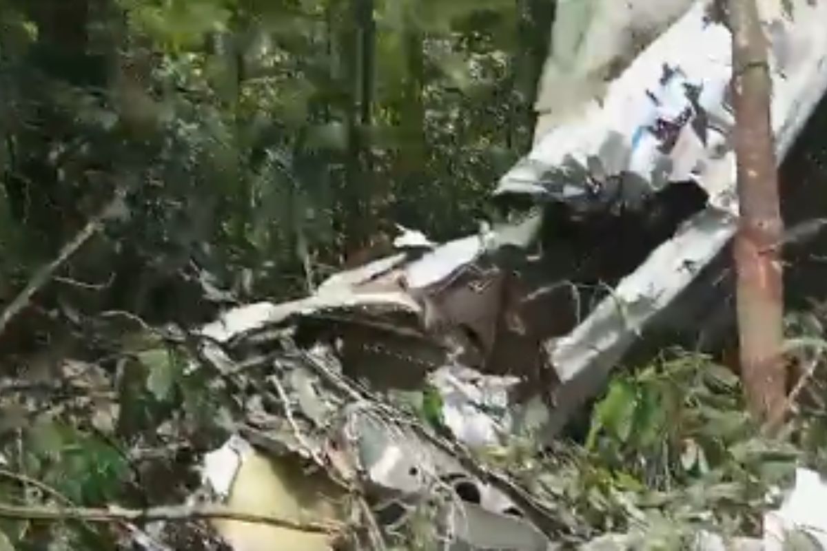 Foto colorida de destroços de avião de pequeno porte que estava desaparecido na Floresta Amazônica - Metrópoles