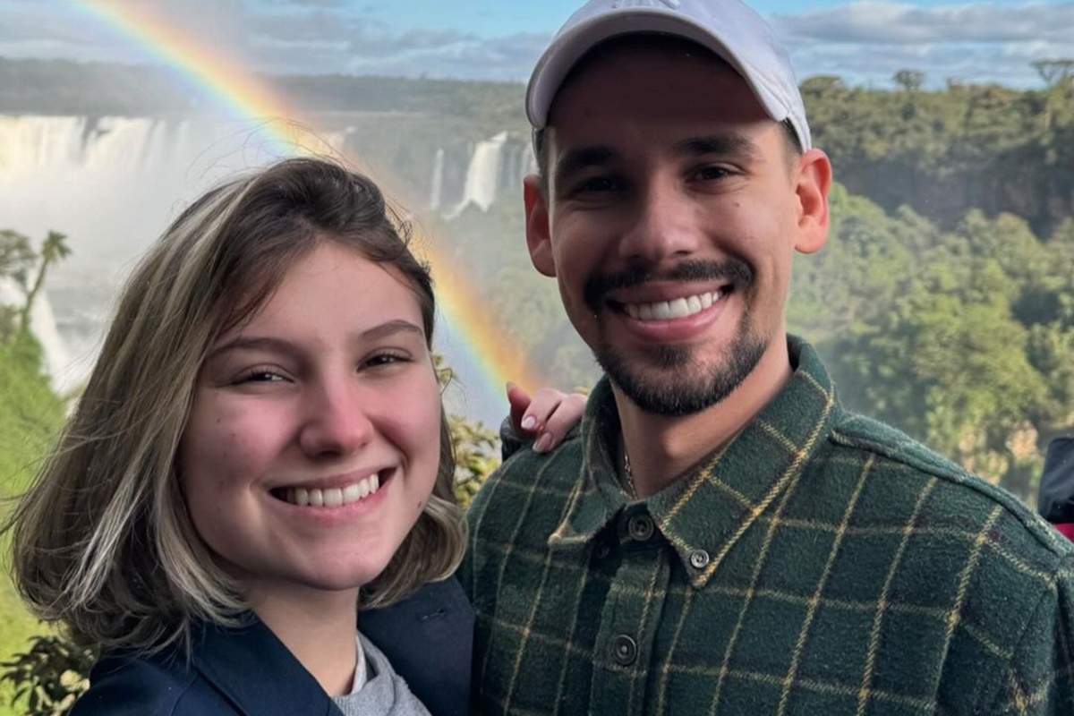 Isabel Veloso e o marido, Lucas Borbas posam sorridentes durante passeio - Metrópoles