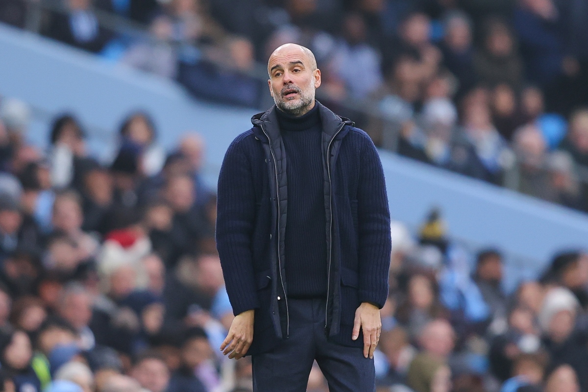 Foto colorida do técnico Pep Guardiola, do Manchester City, durante jogo contra o Everton - Metrópoles