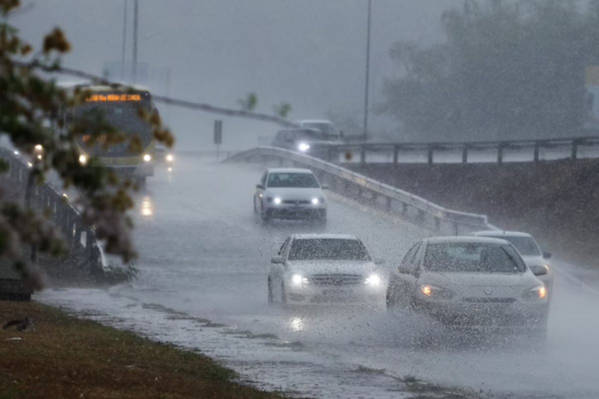 Alerta da Defesa Civil aponta que chuvas intensas devem começar na véspera de Natal. As temperaturas sobem no dia 24 e 25 de dezembro - Metrópoles