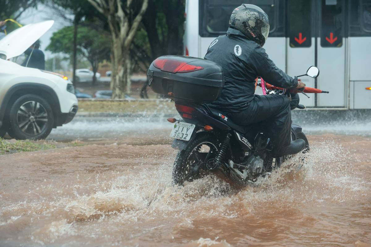 motociclista motoboy chuvas brasilia df