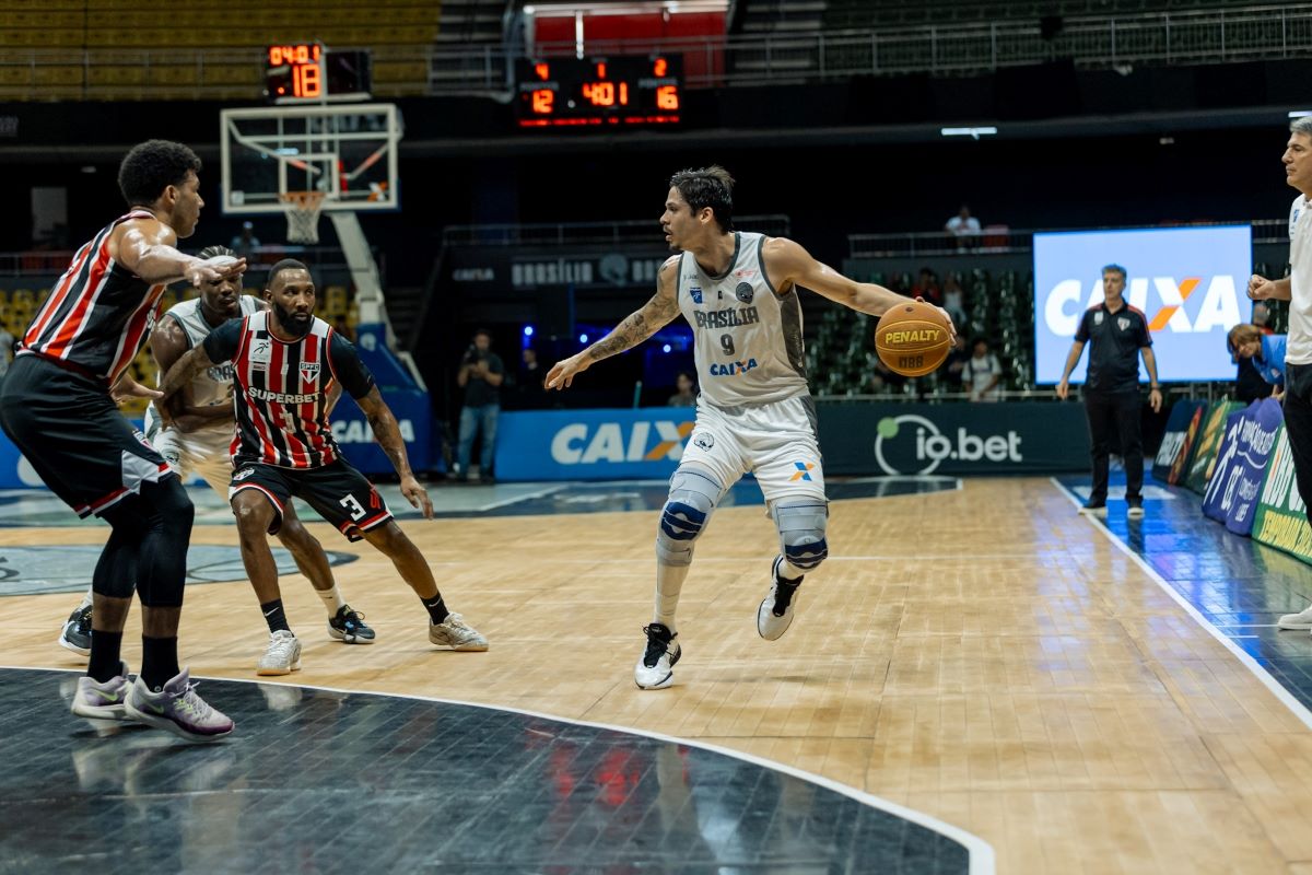 Imagem colorida de jogo do Brasília Basquete- Metrópoles