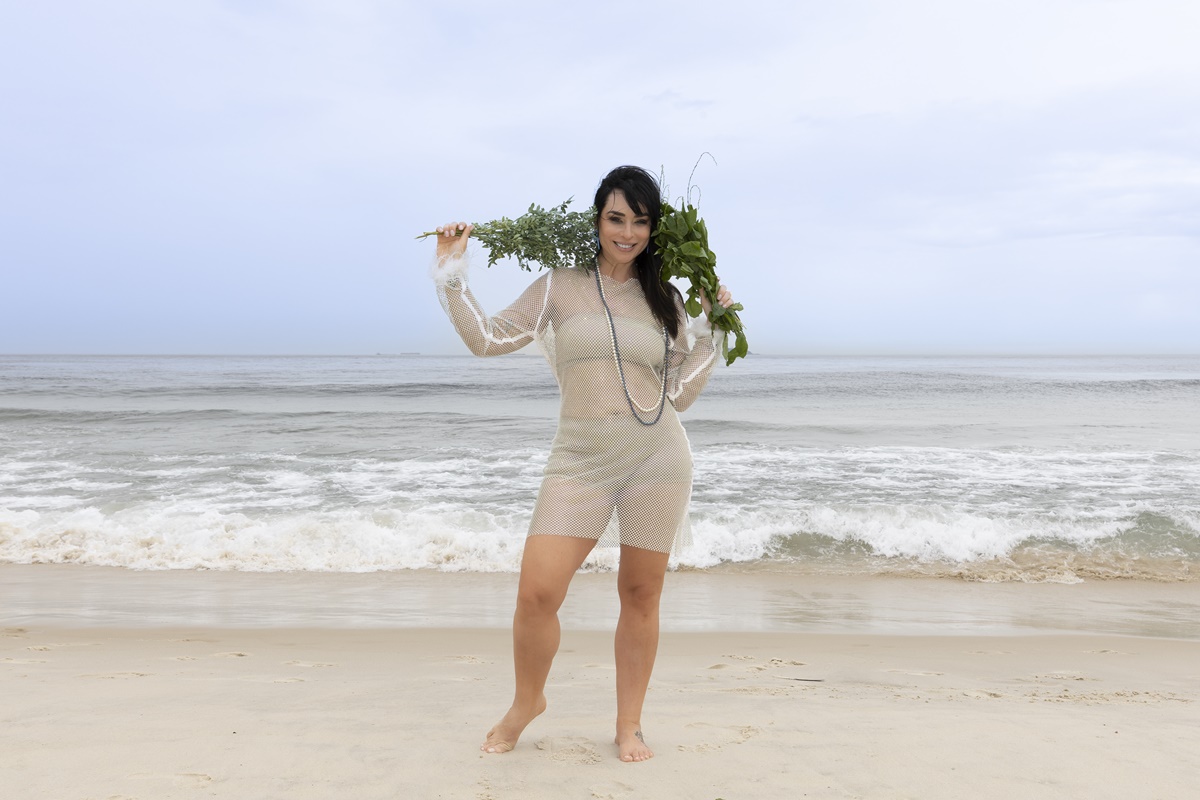 Luciana Picorelli posa na Praia de Copacabana