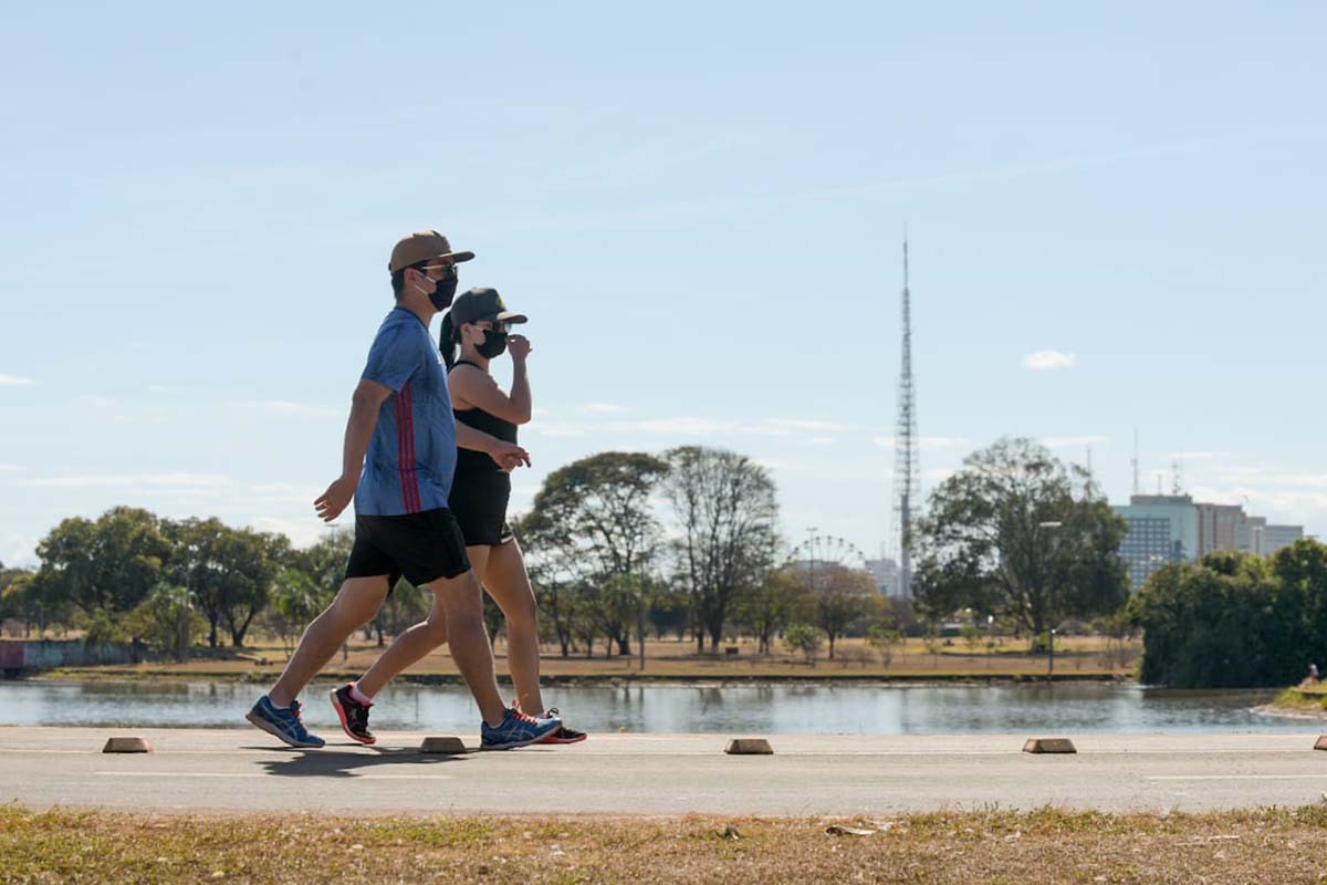 casal caminha no parque da cidade