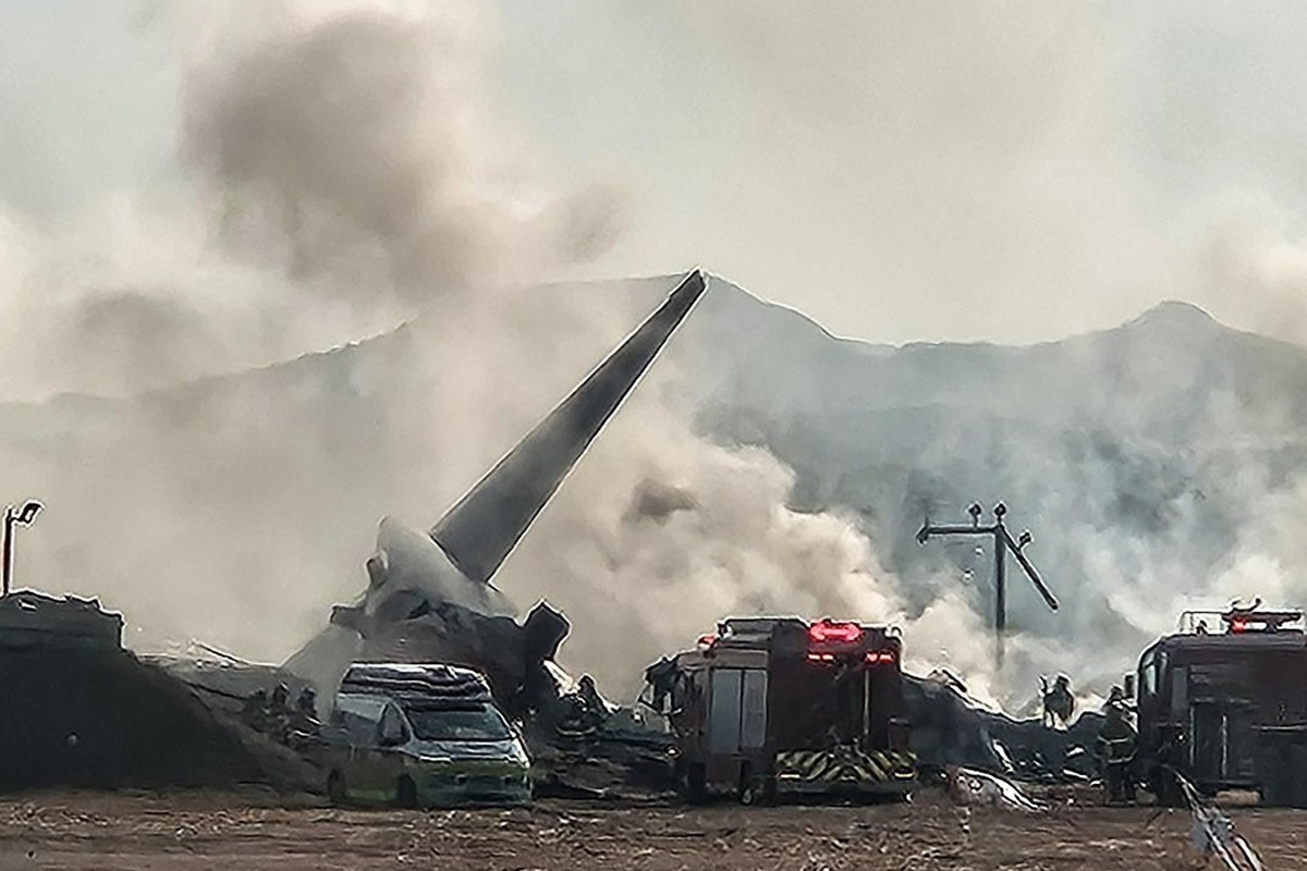 Imagem colorida mostra local da queda de avião na COreia - Metrópoles