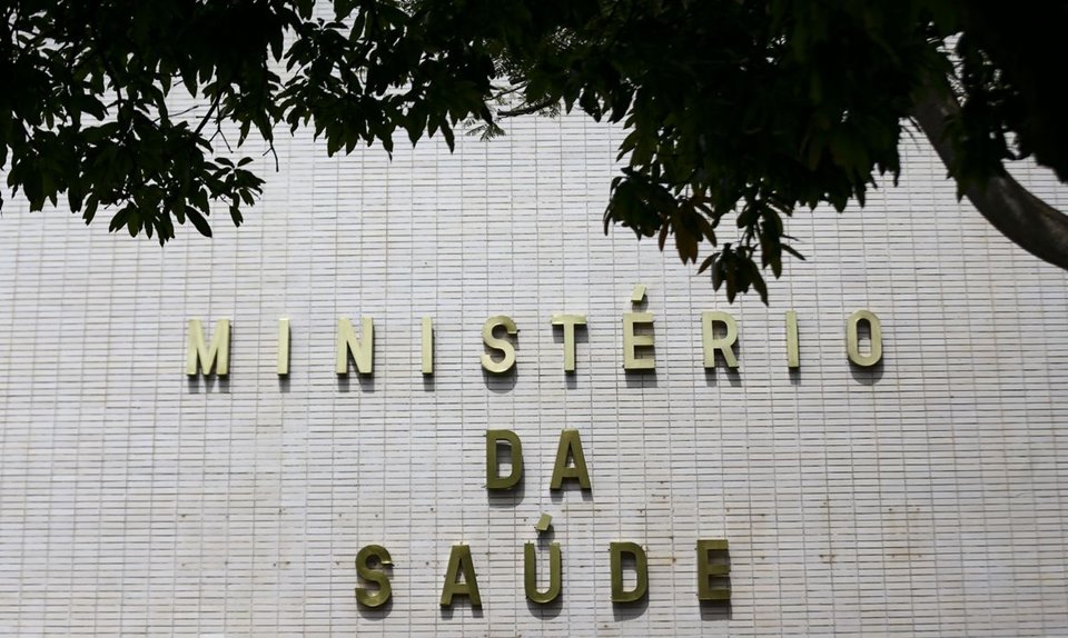 Fachada do ministério da saúde com letras douradas - Metrópoles - Vacinação