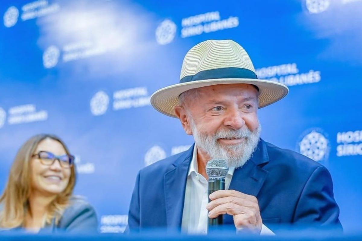 Foto colorida de Lula ao lado de Janja no Hospital Sírio-Libanês - Metrópoles