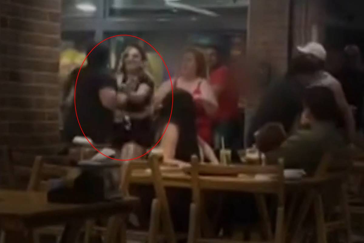 Frame de vídeo mostra mulher sendo agredida com soco no rosto após defender cachorro em bar no DF - Metrópoles