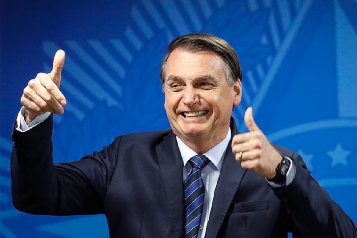 Jair Bolsonaro, fazendo sinal de positivo -- Metrópoles