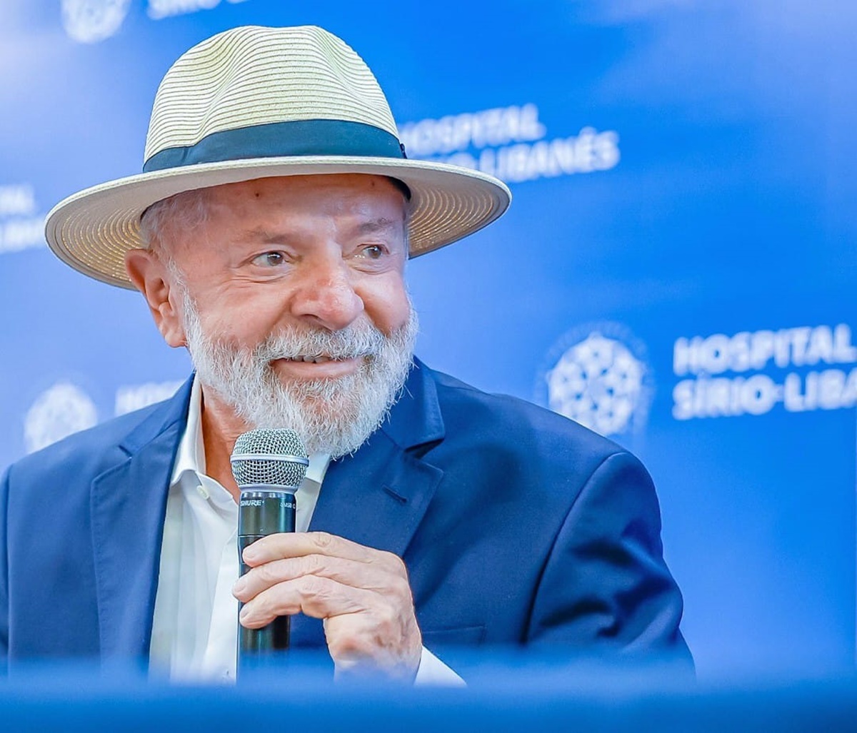 Foto colorida Lula deixando hospital Sírio-Libanês em SP, após 6 dias internado