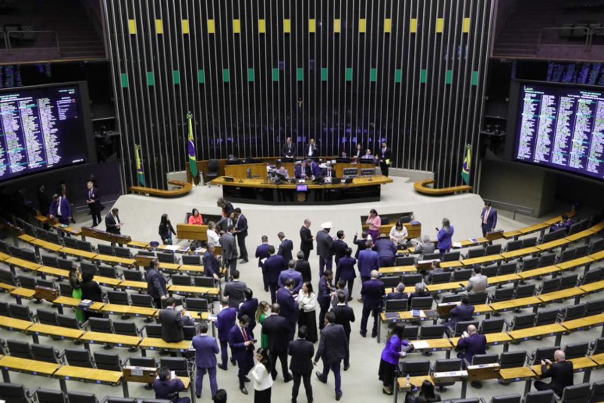 Foto colorida do plenário da Câmara dos Deputados