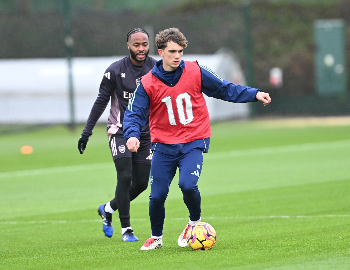 Foto colorida de Max Dowman em disputa de bola com Sterling em treino do Arsenal - Metrópoles