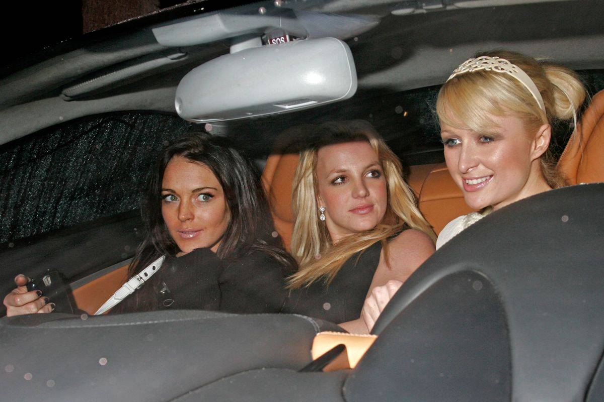 Lindsay Lohan, Britney Spears e Paris Hilton juntas em um carro após uma festa, em 2006 - Metrópoles