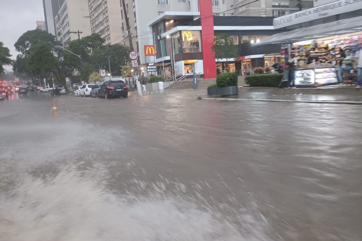 Imagem colorida de alagamentos em SP. Metrópoles