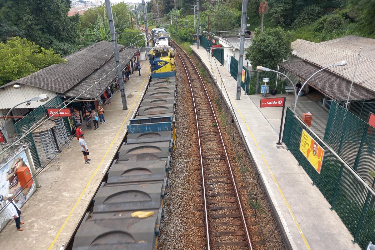 Imagem mostra trem de carga passando pela estação - Metrópoles