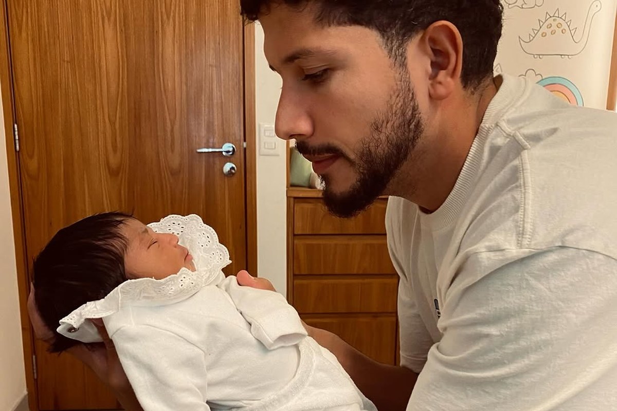 Foto colorida de Yuri Lima com Nala, sua filha com a cantora Iza - Metrópoles