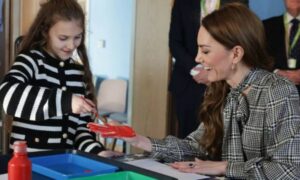 kate middleton e jovem visita