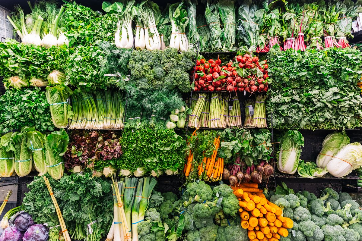 Prateleira de supermercado com folhas e legumes expostos - vegetais - hortaliças - vida saudável - pressão alta