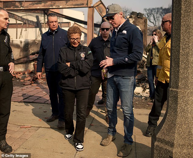 O governador da Califórnia, Gavin Newsom e Bass, visitam o distrito comercial de Pacific Palisades, no centro da cidade, na quarta-feira