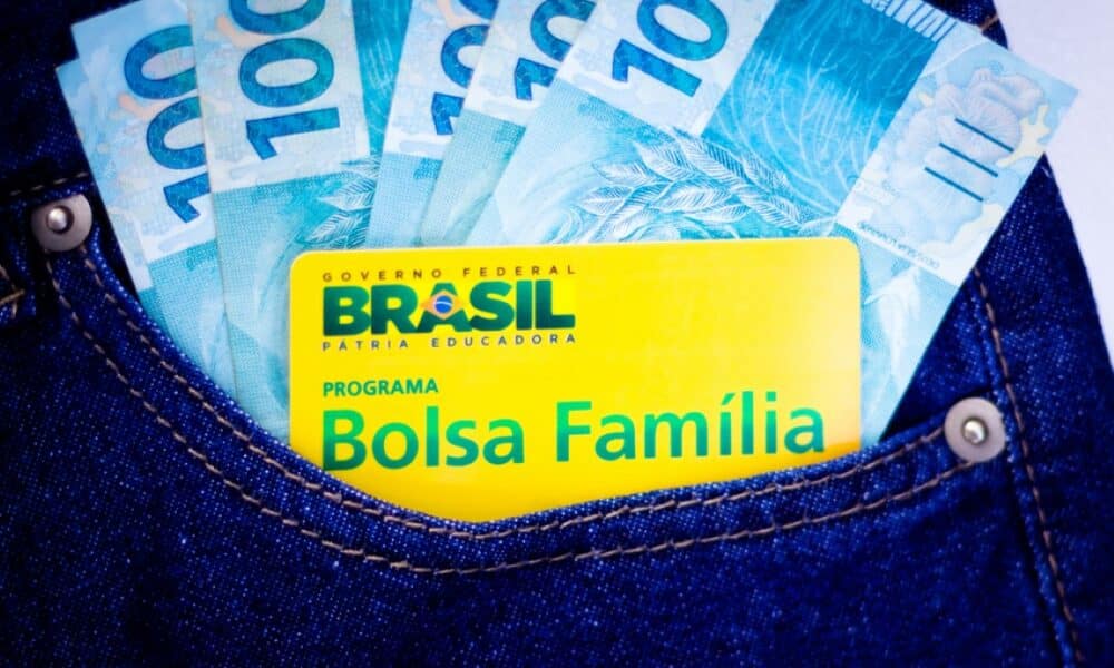 dinheiro e cartao do bolsa familia