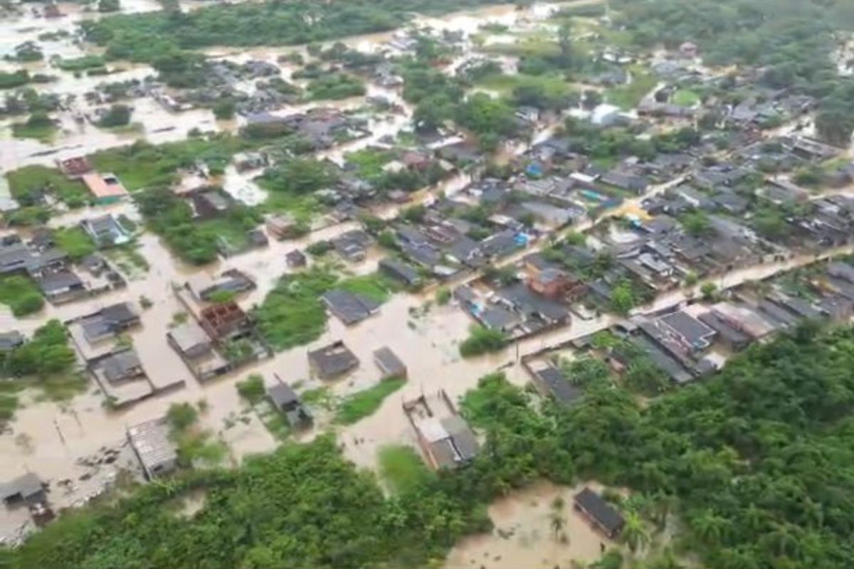 Abrigos emergenciais foram montados em Peruíbe para auxiliar 230 pessoas desabrigadas. Cidade ficou inundada após acumular 281 mm de chuva - Metrópoles