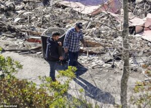 Mel Gibson visitou os restos fumegantes de sua mansão em Malibu, que foi reduzida a um monte de cinzas pelos incêndios apocalípticos que devastaram Los Angeles.