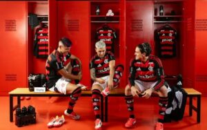 Flamengo lança uniforme principal para a temporada 2025